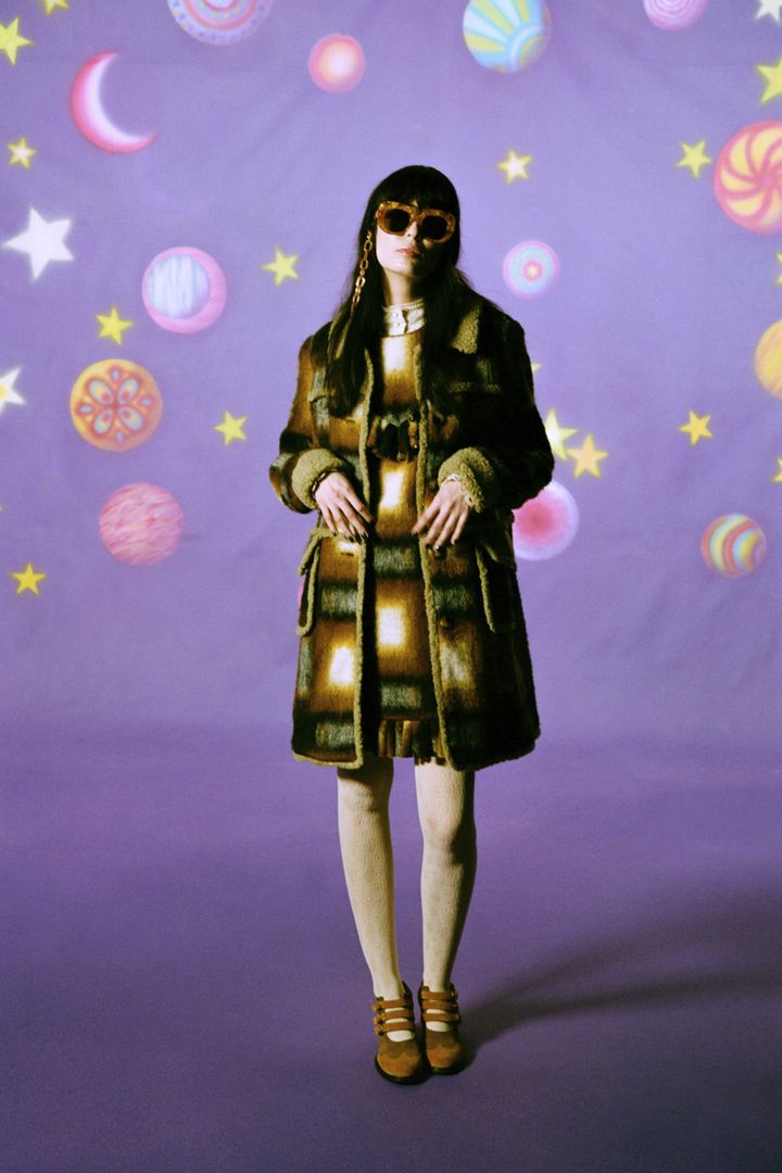 アナ スイ 2021-22年秋冬コレクションより。