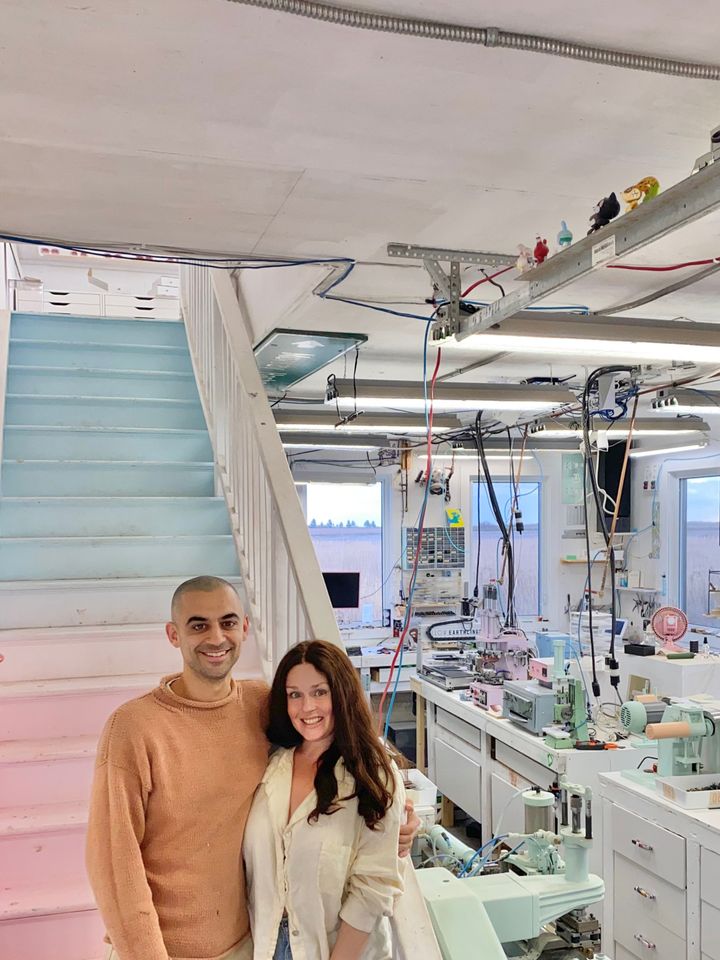 共同設立者のクリストファーとシドニー・セギー。プリンスエドワード島のスタジオにて。