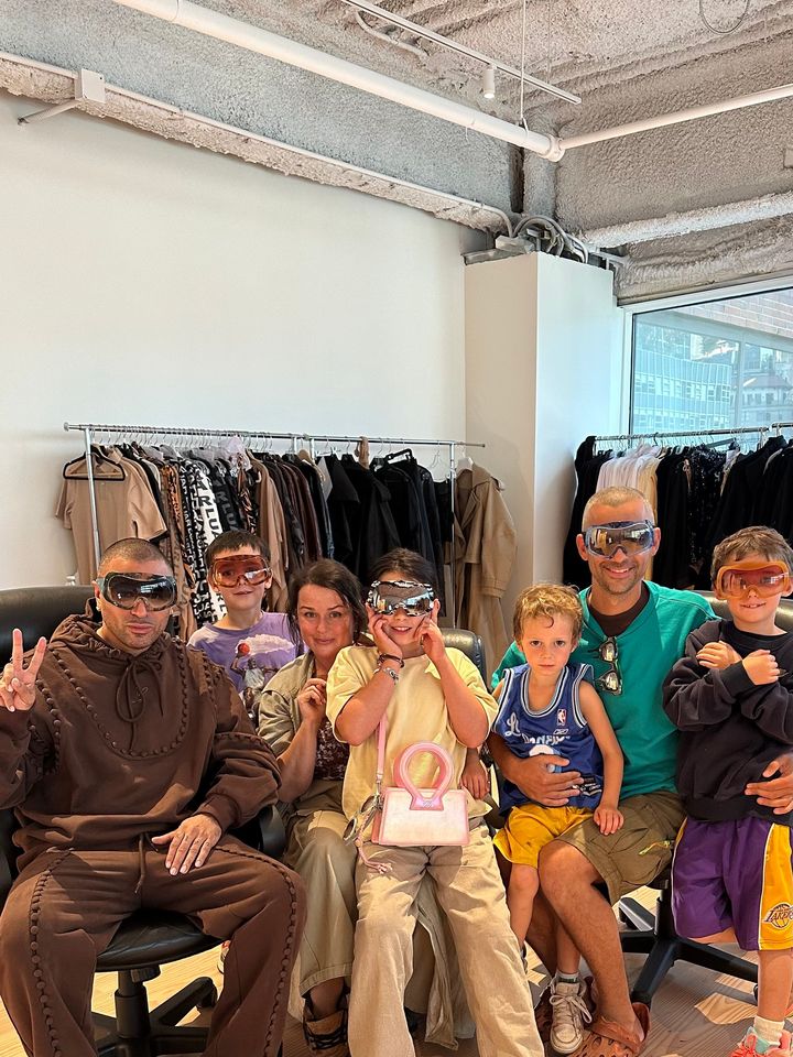 ルアールのデザイナー、ラウル・ロペス（左）、シギー夫妻、そして4人の子どもたち。