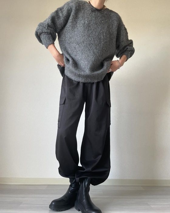 ブークレ起毛リボンカーディガン×しまむらのブラックの「サテンカーゴパンツ」