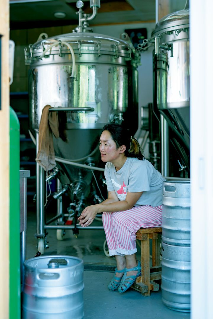 ビール造りを行うパートナーの「サポート役です」と笑うあべさやか。