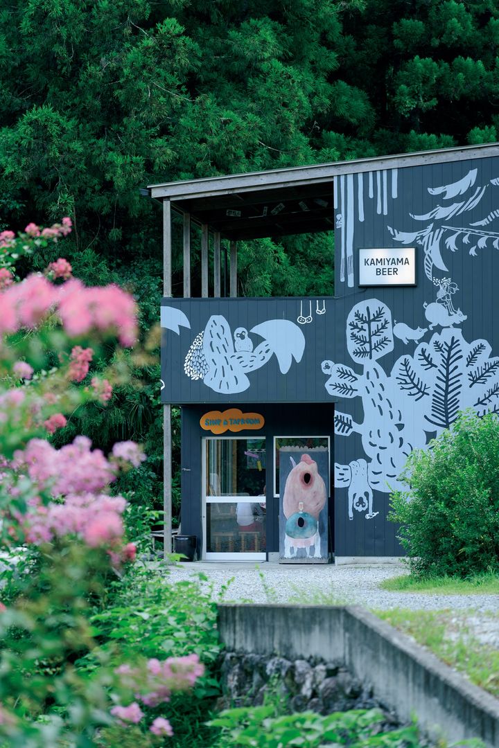 あべが手がけたアートが施され、周囲の山々に溶け込むブルワリー。横を流れる川を伝って、森の学校みっけの子どもたちがやってくることも。ブルワリー内にはタップルームも併設。出来立ての自然発泡ビールを片手に、軽食も楽しめる。徒歩圏内にはキャンプ場や日帰り温泉施設もある。