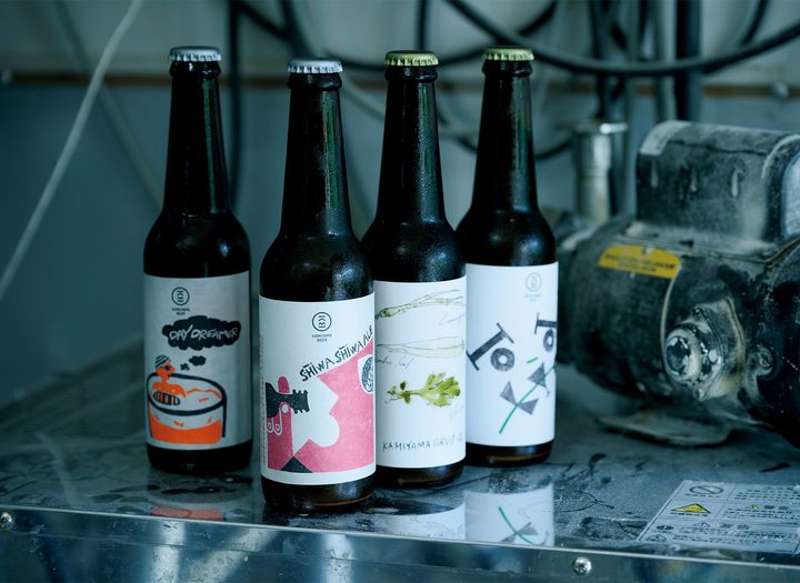 常時揃えている4種のハウスビールに加え、季節ごとに限定フレーバーも登場する。あべが手がける、カラフルなラベルもビール熱をそそる。