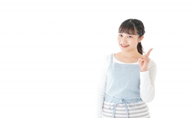 ポイントを伝えるエプロン姿の女性