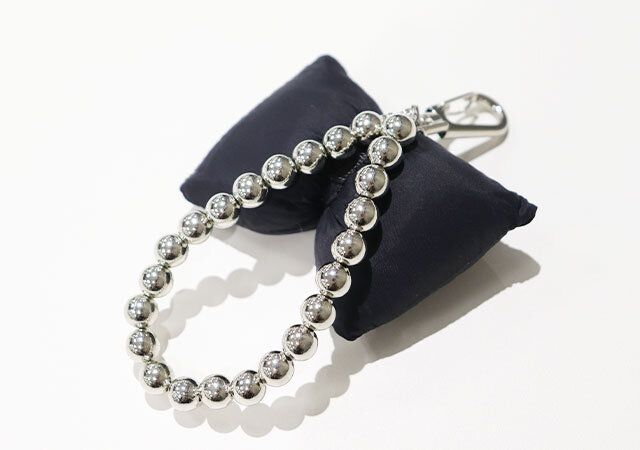 ダイソー バルーンリボンキーホルダー（メタルボール、黒）