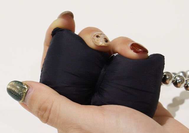 ダイソー バルーンリボンキーホルダー（メタルボール、黒） 素材