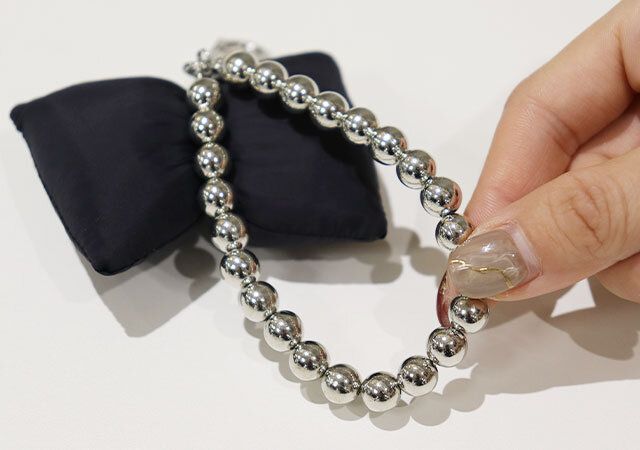 ダイソー バルーンリボンキーホルダー（メタルボール、黒） デザイン