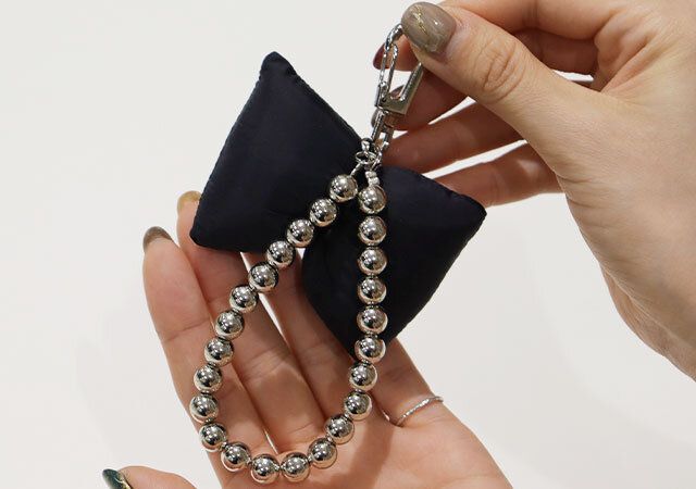 ダイソー バルーンリボンキーホルダー（メタルボール、黒） サイズ感