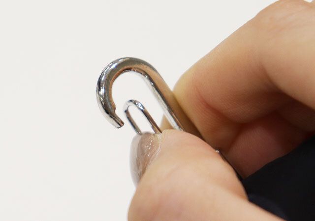 ダイソー バルーンリボンキーホルダー（メタルボール、黒） ナスカン