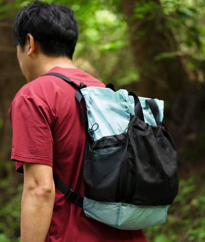 SAYAMA worksのTote 2G極をバックパック風に使用しているところ