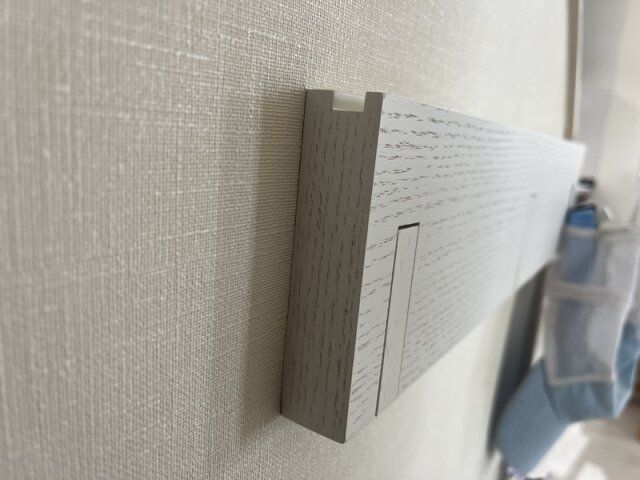 壁に付けられる家具3連ハンガー フックを折り畳んで収納