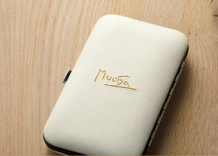 GLOW2024年12月号付録 ミュシャのケースは裏面にサイン入り