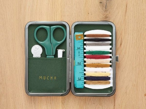 GLOW12月号付録 ミュシャのお裁縫セット入りアートケースの中身