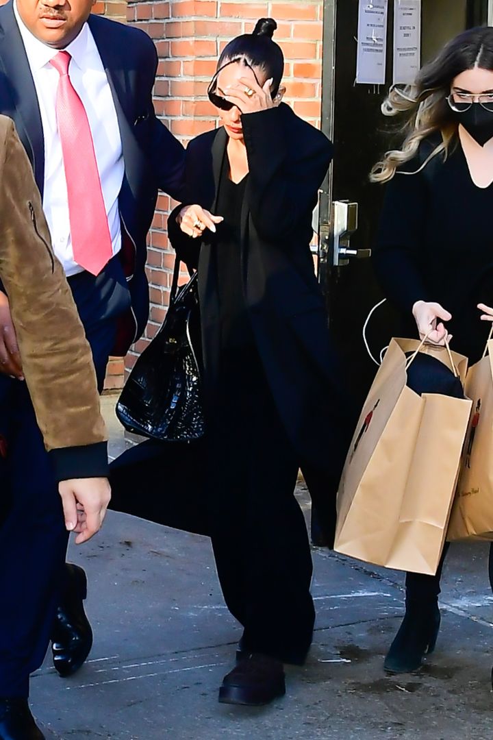 ゾーイ・クラヴィッツは光沢感あるブラックタイプをチョイス。