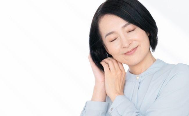 ヘアケアをする女性のイメージ