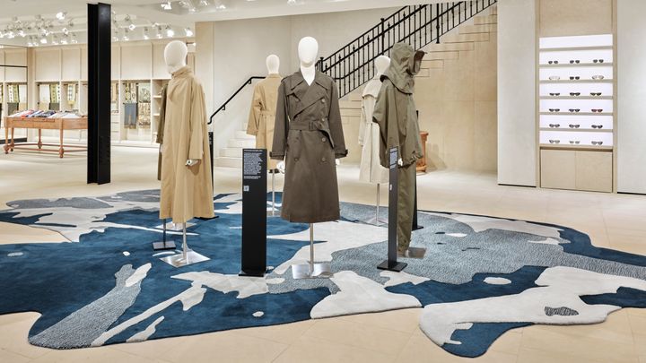 バーバリー ニューヨーク旗艦店の店内。