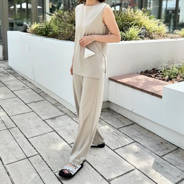 UNIQLO「クレープジャージーストレートパンツ」