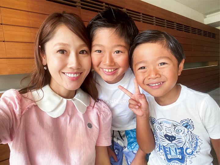 白い付け襟をアクセント使いするママ