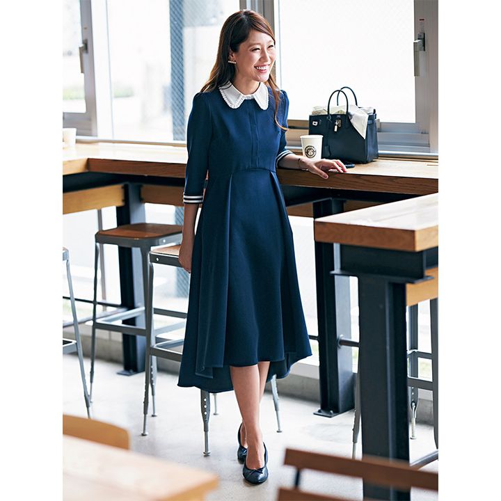 男子校幼稚園に送迎するネイビーワンピースのママ