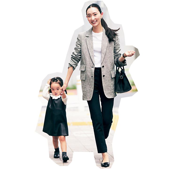 白Tシャツ×黒パンツにジャケットを羽織って素早くキレイめコーデ