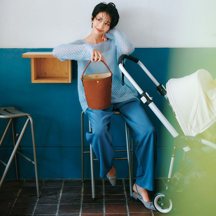 ロンシャンのブラウンのバッグはブルーコーデとも相性抜群