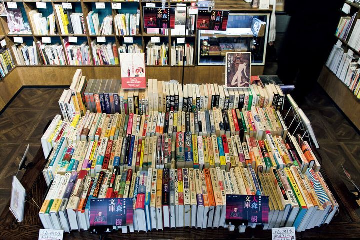 神保町〈猫の本棚〉店内