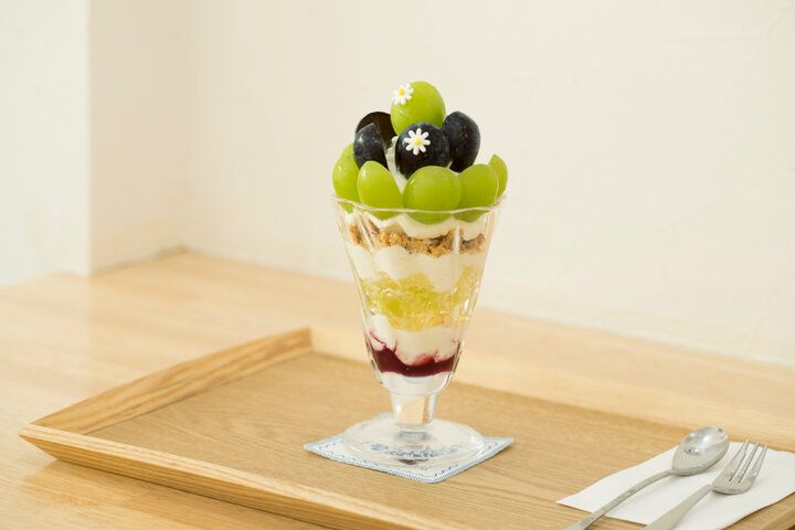 ジューシーな岡山フルーツが主役♪ 果実たっぷりかき氷とパフェ 人形町「フルーツカフェ pomp」