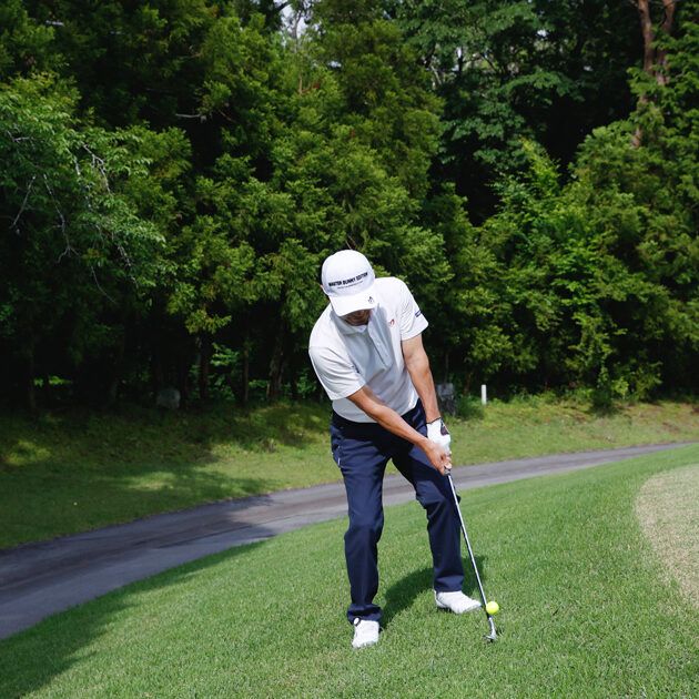 左足上がりのアプローチはフェースを開かず、右足体重で