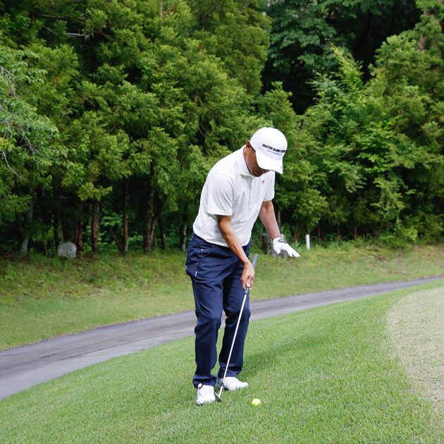左足上がりのアプローチはフェースを開かず、右足体重で