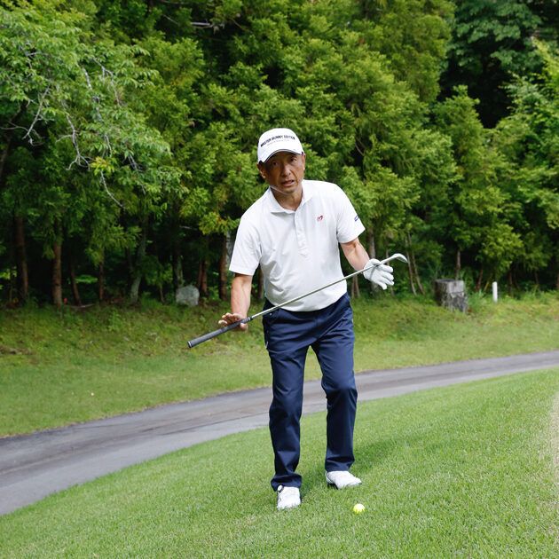 左足上がりのアプローチはフェースを開かず、右足体重で