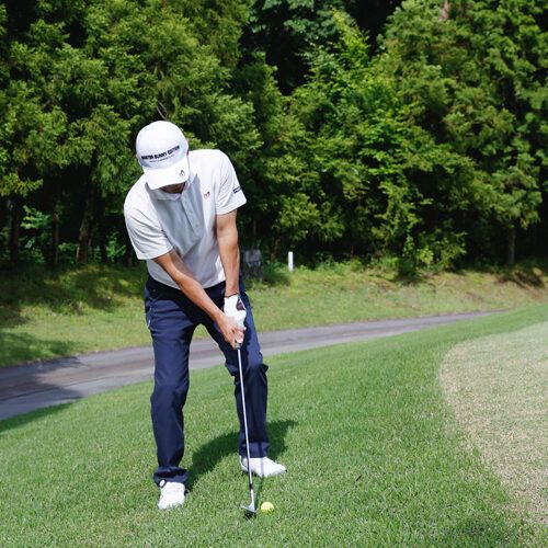 左足上がりのアプローチはフェースを開かず、右足体重で