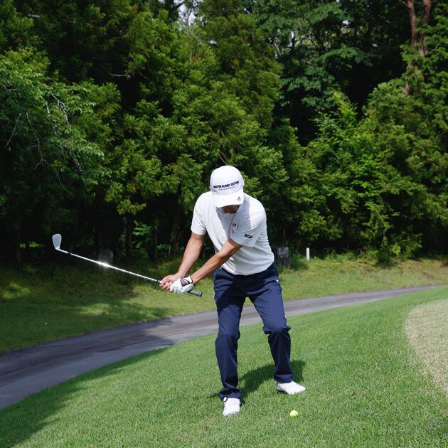 左足上がりのアプローチはフェースを開かず、右足体重で