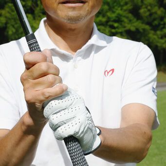 左足上がりのアプローチはフェースを開かず、右足体重で