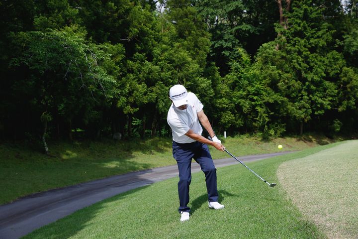 左足上がりのアプローチはフェースを開かず、右足体重で