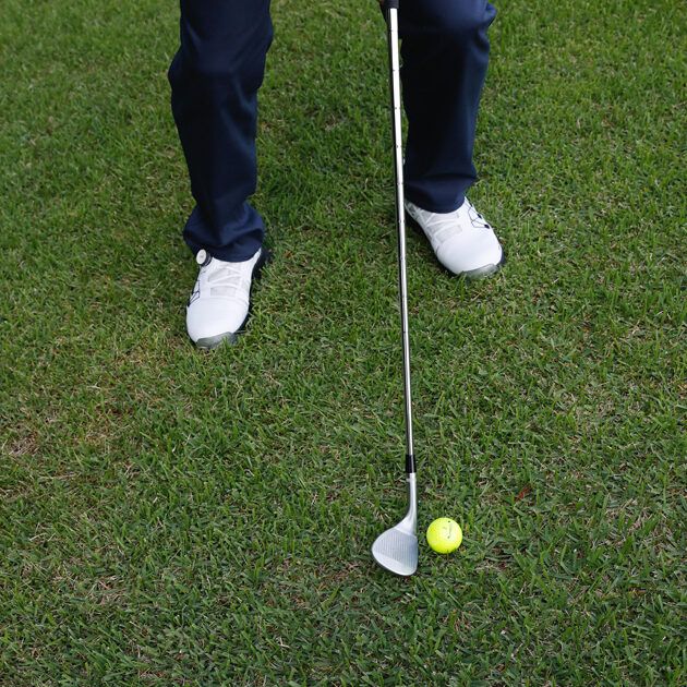 左足上がりのアプローチはフェースを開かず、右足体重で