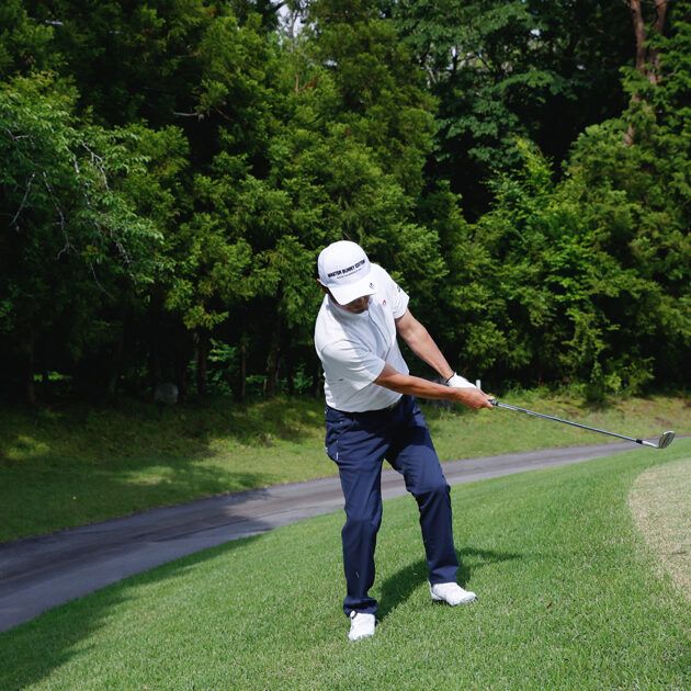 左足上がりのアプローチはフェースを開かず、右足体重で