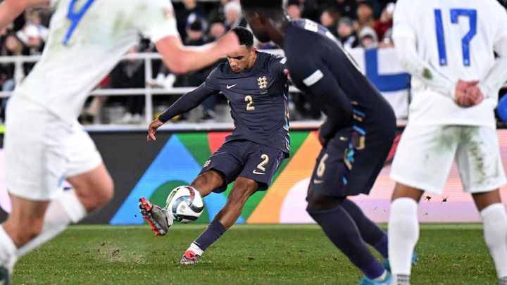 美フリーキックで味方から10万円ゲット！左SB起用のアーノルドにグリリッシュが支払う 「もしゴールしたら…」