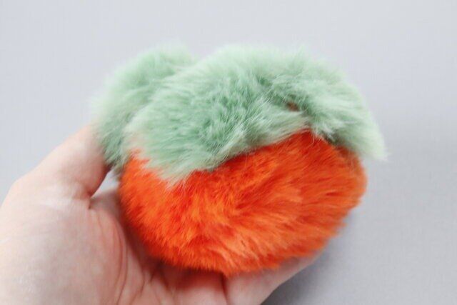 ダイソーのボンボンキーホルダー 柿2