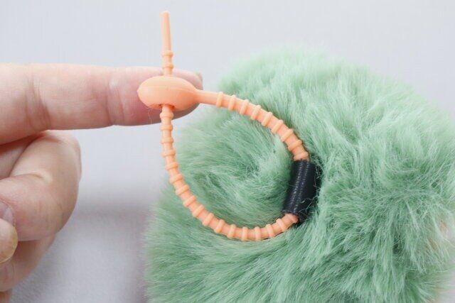 ダイソーのボンボンキーホルダー 柿のシリコーンバンド