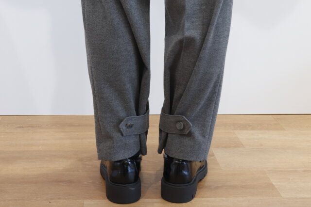 ユニクロの新作コラボパンツ4選の2WAYタックストレートパンツ2