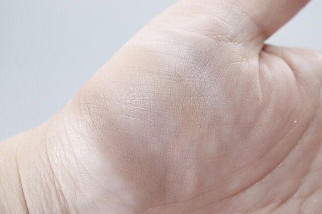 ダイソーの淡い発色のUGT 18カラーアイパレット 02c