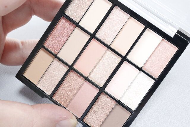 ダイソーのオレンジハニーUGT 18カラーアイパレット 02c