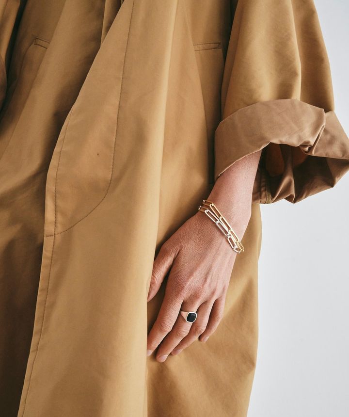 木材“ムピンゴ・ブラックウッド”の廃材を用い、クッションカットに仕上げたリング￥53,900 ブレスレット￥161,700