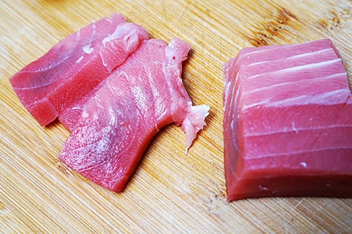 潰れて、よじれて、スジの部分が伸びてしまった「本マグロ中トロ」。こうなるから筆者は家で刺身を切るのはイヤなのです。しかもお高い「本マグロ中トロ」なので残念。