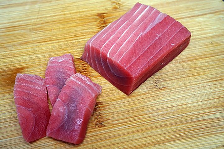 筆者は「本マグロ中トロ」なんてものは、お寿司屋さんの刺身用包丁でしかきれいに切れないと思っていたので「高級三徳包丁」の切れ味に驚きました。