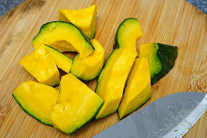 普段どおりというか、切るというよりは力づくで割ったというイメージの「100円万能包丁」で切ったカボチャ。こちらのほうが普通でしょう。