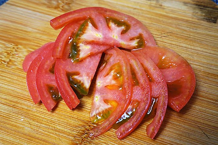 「100円万能包丁」でここまで切れれば上出来ともいえるでしょう。しかし、比較するとトマトは潰れて変形しており、柔らかなタネの部分から水分が流れ出ています。