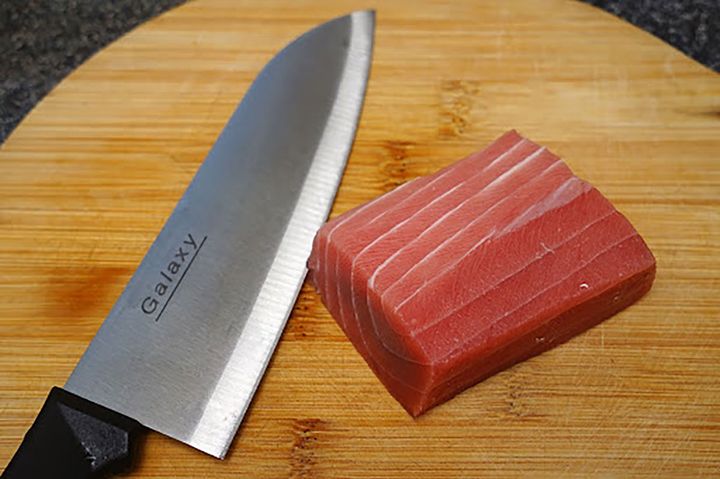 「100円万能包丁」で「本マグロ中トロ」のサクを切ろうとすること自体が食材に対する冒涜なのでは？とすら思いましたが、実際に切ってみました。