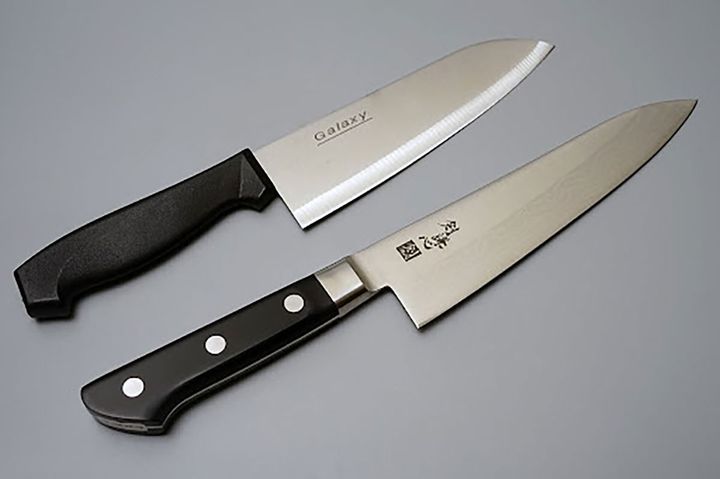 2本の包丁を並べてみたところ。上がダイソーの三徳包丁。下が税込3万円オーバーの「高級三徳包丁」。同じ道具で価格差が約300倍ってやはりすごい。