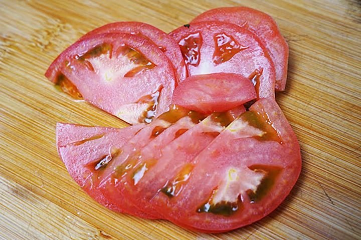 トマトスライス1枚1枚の断面が恐ろしくフラットできれいなのがわかるでしょうか。トマト全体もまったく潰れておらず、角もしっかりと立っています。